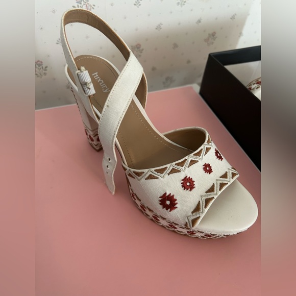 Platform sandals - Picture 1 of 3